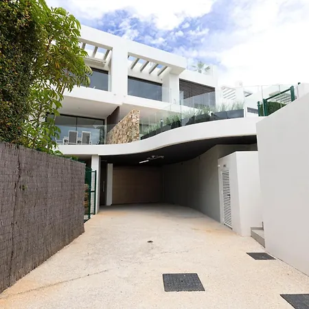 R14 Modern With Fantastic Sea Views *