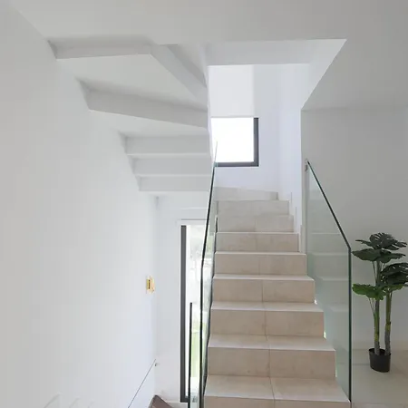 R14 Modern With Fantastic Sea Views *
